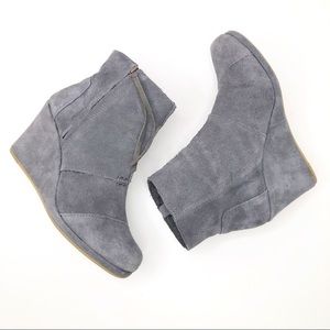 𝅺Tom’s gray suede wedge booties